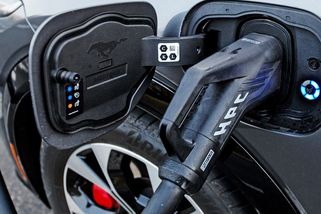 Dluhopisovou firmu, která žádá o dotace na nabíječky čeká další prověrka - Seznam Zprávy